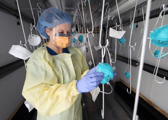 News Bilder des Tages Wendy Gould, R.N., inspects a N95 masks that have been sanitized in a special trailer at Saint Louis University Hospital in St. Louis on Thursday, April 23, 2020. As a result of using UV light exposure to N-95 masks for 10 minutes, the masks are able to be utilized for up to five additional shifts, conserving the supply of N-95 masks throughout the COVID-19 pandemic. The N-95 masks are the recommended masks needed for health care workers to perform life-saving and medical procedures on patients with the coronavirus. The team are able to sanitize up to 1600 N95 masks per day.  SLP2020042307 BILLxGREENBLATT