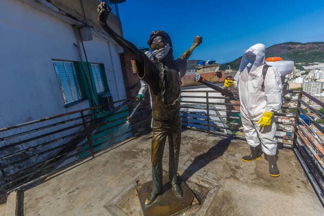 Coronavirus in Brasilien, Eindrücke aus Rio de Janeiro Apr 23, 2020 - Rio de Janeiro, Brazil: COVID-19 Residents of the Santa Marta favela, Botafogo, south zone, will meet this Thursday, (23), in an independent union project, without state aid, to sanitize the entire community avoiding the spread of the contagion of the new coronavirus among residents, breaking the covid-19. This project that started in Santa Marta is expanding in several slums in Rio de Janeiro and in slums in the rest of Brazil. Rio de Janeiro Brazil - ZUMAl255 20200423_int_l255_052 Copyright: xEllanxLustosax