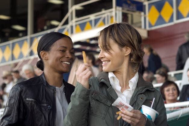 THE L WORD, Rose Rollins, Leisha Hailey, Little Boy Blue , (Season 4, ep. 410), 2004-09. photo: Paul Michaud Showtime Courtesy: Everett Collection Showtime Networks Inc. Courtesy Everett Collection !ACHTUNG AUFNAHMEDATUM GESCHÃ„TZT! PUBLICATIONXNOTxINxCANxCHNxFRAxITAxJPNxNORxPOLxRUSxESPxUKxUSA Copyright: xShowtimexNetworksxInc. CourtesyxEverettxCollectionx TCDLWOR EC121