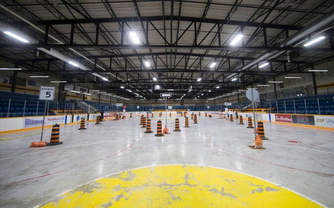 Coronavirus in Kanada, Testeinrichtung in Hamilton (200423) -- HAMILTON (CANADA), April 23, 2020 -- Photo taken on April 23, 2020 shows an inside view of a drive-thru COVID-19 testing center in Hamilton, Ontario, Canada. Canadian Prime Minister Justin Trudeau announced on Thursday to allot additional 1.1 billion Canadian dollars (about 782 million U.S. dollars) for national medical research against the COVID-19. As of Thursday afternoon, there were more than 41,752 confirmed COVID-19 cases across the country and 2,141 deaths. (Photo by Xinhua) CANADA-ONTARIO-HAMILTON-COVID-19-DRIVE-THRU TESTING CENTER ZouxZheng 