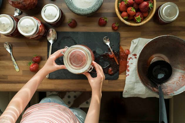 Preparing strawberry jam at home model released Symbolfoto PSIF00380