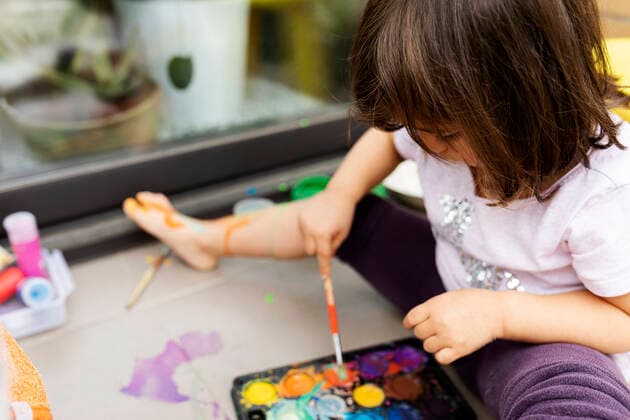 IMAGO Kreativ: Bildung, Kunsterziehung Little girl painting with watercolors model released Symbolfoto property released VABF02664