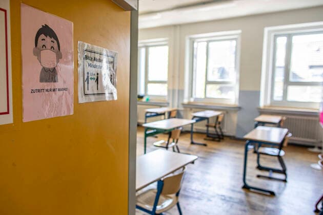 22 04 2020 , DU Duisburg , Preparation of the schools for the continuation of lessons on Thursday , here at the example of the Max Planck Gymnasium at Werner Wild Straße 12 in Meiderich At each classroom there are signs indicating that access is only allowed with a mask and that the distance must be maintained