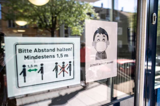 22 04 2020 , DU Duisburg , Preparation of the schools for the continuation of lessons on Thursday , here at the example of the Max Planck Gymnasium at Werner Wild Straße 12 in Meiderich At the entrance of the school clear instructions on mask duty and rules for the distance from each other