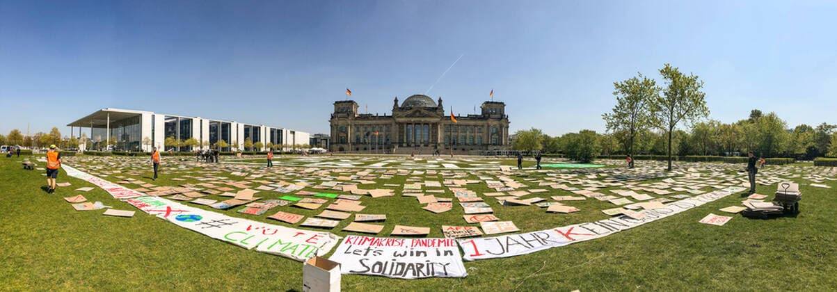 Bilder des Jahres 2020, News 04 April News Themen der Woche KW17 Fridays for Future protestieren nur mit Schildern vor dem deutsc, Teilnehmer der Fridays for Future haben vor dem deutschen Bundestag, Reichstagsgebäude, tausende selbstgemalte Plakate ausgelegt und demonstrieren so ohne eine persönliche aktive Teilnahme. Berlin Berlin Deutschland *** Fridays for Future protest only with signs in front of the deutsc, participants of Fridays for Future have laid out thousands of self-painted posters in front of the German Bundestag, Reichstag building, and thus demonstrate Berlin Berlin Deutschland without any personal active participation
