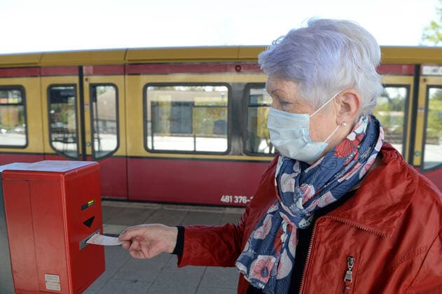 Ab Montag ist in Berlin in den Bussen und Bahnen der BVG und auch der S-Bahn das Tragen von Schutzmasken Pflicht -ältere Frau (model released) mit Schutzmaske unterwegs mit der S-Bahn