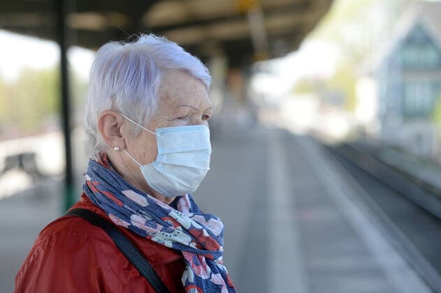 Ab Montag ist in Berlin in den Bussen und Bahnen der BVG und auch der S-Bahn das Tragen von Schutzmasken Pflicht -ältere Frau (model released) mit Schutzmaske unterwegs mit der S-Bahn