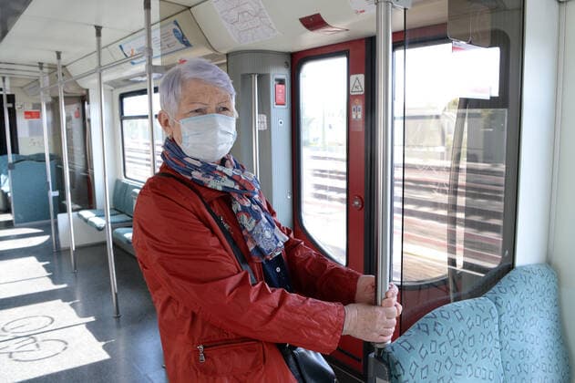 Ab Montag ist in Berlin in den Bussen und Bahnen der BVG und auch der S-Bahn das Tragen von Schutzmasken Pflicht -ältere Frau (model released) mit Schutzmaske unterwegs mit der S-Bahn