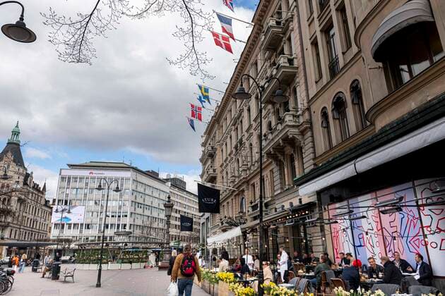 April 24, 2020, Stockholm, Sweden: Spring temperatures have reached Sweden - and now warnings are coming from several directions about congestion in the city, in restaurants and in parks. Despite the recommendations of the Public Health Authority. Sweden - ZUMAa136 20200424_zap_a136_006 Copyright: xJoelxLindhex