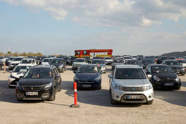 East Jutland Fire Service keeps track of distance being maintained before Mads Langer plays for a sold-out drive in concert at Tangkrogen in Aarhus, Friday, April 24, 2020, Aarhus Denmark,  Copyright: Copyrightx x2020xMikkelxBergxPedersen.xAllxrightsxreserverdxaccordingxtoxDanishxlaw.xForxmorexinformationxorxtoxbuyxthisximage, MikkelxBergxPedersenx cop115 spdk20200424-204302-L