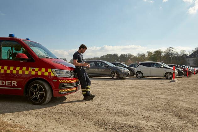 East Jutland Fire Service keeps track of distance being maintained before Mads Langer plays for a sold-out drive in concert at Tangkrogen in Aarhus, Friday, April 24, 2020, Aarhus Denmark,  Copyright: Copyrightx x2020xMikkelxBergxPedersen.xAllxrightsxreserverdxaccordingxtoxDanishxlaw.xForxmorexinformationxorxtoxbuyxthisximage, MikkelxBergxPedersenx cop115 spdk20200424-204357-L