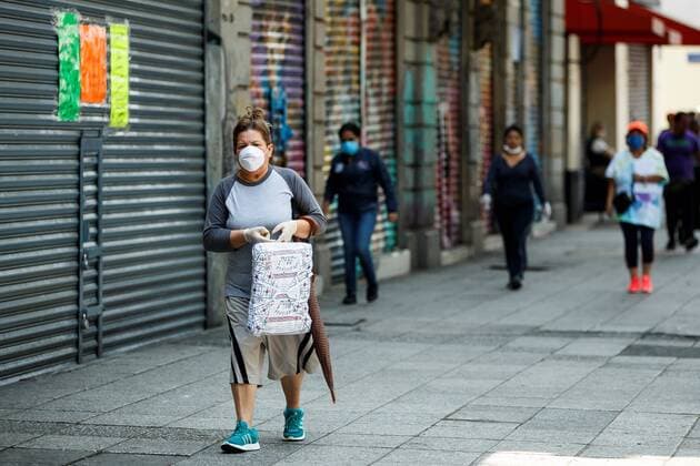 People wear masks as they walk on the streets od Mexico City, Mexico, 24 April 2020. Daily life in Mexico City !ACHTUNG: NUR REDAKTIONELLE NUTZUNG!  Copyright: xJosexMendezx AME5594 20200424-637233646183292212