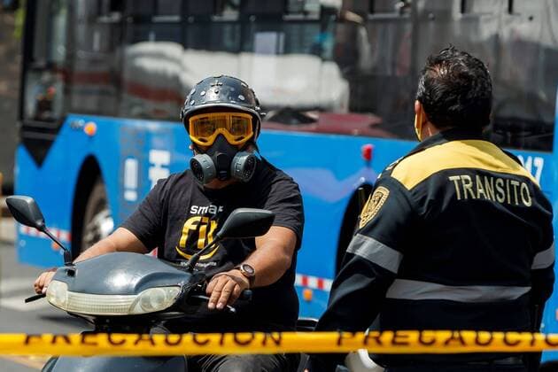 People wear masks as they walk on the streets od Mexico City, Mexico, 24 April 2020. Daily life in Mexico City !ACHTUNG: NUR REDAKTIONELLE NUTZUNG!  Copyright: xJosexMendezx AME5597 20200424-637233646801620237