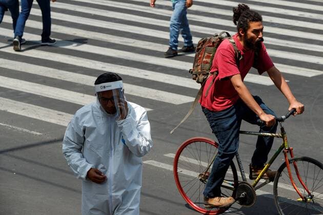 People wear masks as they walk on the streets od Mexico City, Mexico, 24 April 2020. Daily life in Mexico City !ACHTUNG: NUR REDAKTIONELLE NUTZUNG!  Copyright: xJosexMendezx AME5591 20200424-637233646830683125