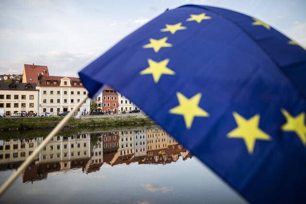Demonstrators protesting with an EU flag against the closed border between Zgorzelec and Goerlitz, 24 04 2020 In order to contain the corona virus, Poland and the Czech Republic, among others, have closed their borders to Germany in mid-March Background of t Copyright: xFlorianxGaertner photothek.netx