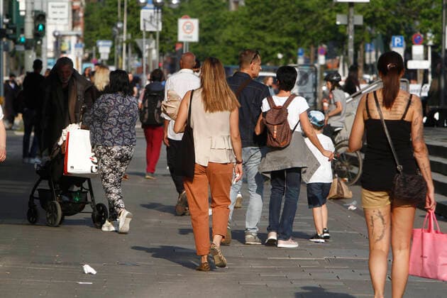 After the relaxation of protective measures and the reopening of shops, the Zeil shopping street and pedestrian zone in downtown Frankfurt is once again filled with many passers-by who do not always keep the prescribed minimum distance and the ban on contact, Hesse, Germany