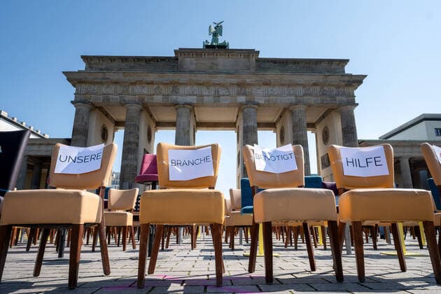 Empty chairs protest of gastronomers With empty chairs before the Brandenburger gate protest gastronomers, organizers and Hoteliers because of their opinion of insufficient Corona assistance They demand an increase of the short-time work money on 90, the extension of the federal subsidy emergency assistance for enterprises also with more than 10 coworkers and a clear exit strategy of the Lockdown Berlin Berlin G