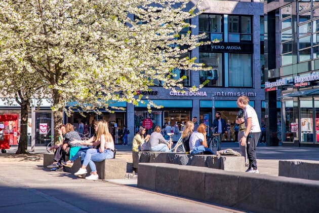 Since Monday, 20 April 2020, shops up to 800 square metres in size may be opened again in Leipzig and the whole of Saxony The distance requirement is the top criterion here People are queuing up in front of the shops and keeping their distance from each other
