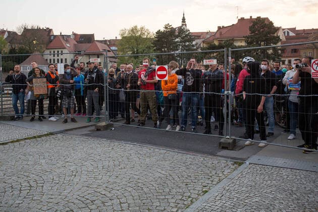 April 24, 2020, Zgorzelec, Poland: Protesters gather behind the fence on the German side of The Zgorzelec-Gorlitz Old Town Bridge during the demonstration..Hundreds of polish-Germany border residents protest against anti-virus measures as they block them from commuting to work on a daily basis. In response to the COVID-19 pandemic, both countries are requiring those entering to undergo a 14day quarantine period, though Germany makes an exception for cross border commuters, Poland does not. Zgorzelec Poland - ZUMAs197 20200424_zaa_s197_232 Copyright: xKarolxSerewisx
