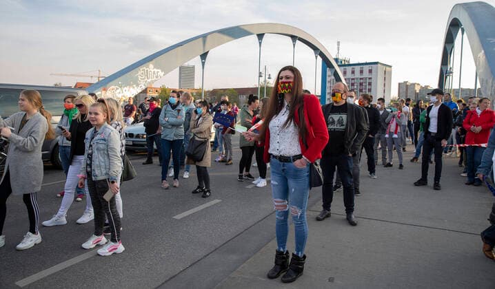 Frankfurt (Oder), 25.04.2020 - Stadtbruecke - Doppelstadt will Normalitaet - Demo unter dem Motto: Grenzen auf In Frankfurt (Oder) und Slubice versammeln sich Hunderte von Menschen an und auf der Stadtbruecke und am Oderufer. Unter der Losung: Lasst uns zur Arbeit und nach Hause forderten sie die Grenzöffnung. Es geht um Menschen, die beiderseits der Oder arbeiten, um deutsche und polnische Schueler (insgesamt ca 500 Schulpflichtige), die in Gymnasien in Frankfurt(Oder) und Schulen in Slubice lernen. Demo-Organisator Michael Kurzwelly und Krzysztof Wojciechowski (Verwaltungsdirektor des Collegium Polonicum in Slubice) verlangten in ihren Reden auf der Stadtbruecke eine neue Regelung für die Grenzregion. Ministerraesident Dietmar Woidke plaediert in seinen Ausfuehrungen vom Freitag im Brandenburgischen Landtag trotz Corona-