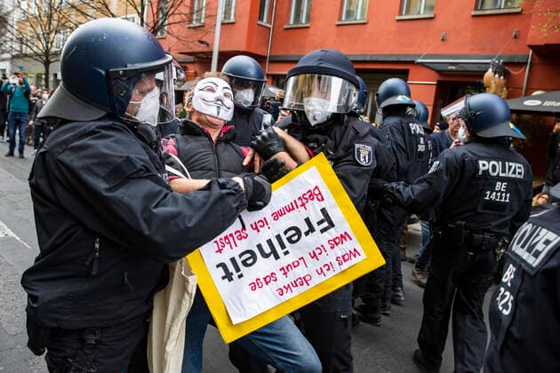 Bilder des Jahres 2020, News 04 April News Themen der Woche KW17 News Bilder des Tages Polizei verhaftet Demonstranten bei der 4. Hygienedemonstration am Rosa-Luxembourg-Platz in Berlin am 25. April 2020. Menschen aus verschiedenen Milieus, von Links bis zu Verschwoerungtheoretiker und Rechte nahmen an der Demonstration teil. Coronavirus in Berlin *** Police arrested demonstrators at the 4 hygiene demonstration at Rosa Luxembourg Platz in Berlin on 25 April 2020 People from different milieus, from left-wingers to conspiracy theorists and right-wingers took part in the demonstration Coronavirus in Berlin