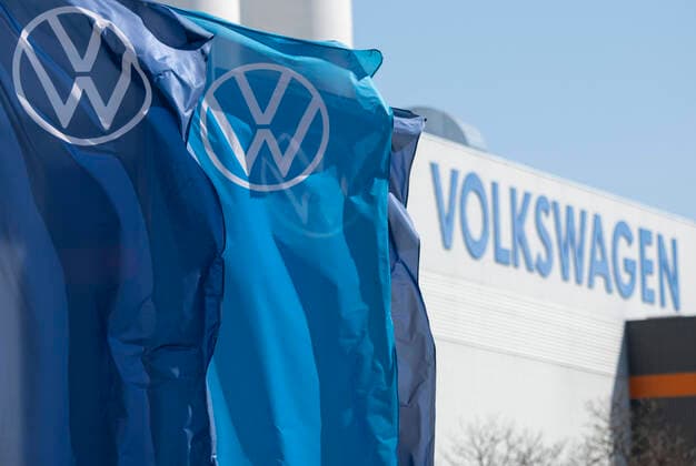 Fahnen mit dem Firmenlogo wehen vor dem Volkswagen Werk am 23.04.2020 in Mosel bei Zwickau. search: Deutschland Germany Wirtschaft Industrie Autoindustrie Logo Firmenlogo Fahne Fahnen wehen sign Volk volks Konzern Konzerne international international Global Automobilindustrie Fabrikgebaeude Firma Firmen Wirtschaftsfeature Produktion Produktionsfeature Auto PKW Autobranche Automobilhersteller Automobilherstellung AutosTechnologie Technologien Automatisieren Automatisierung Volkswagen Werk Volkswagenwerk Aussenansicht aussen Landschaft gebaeude Gebaeudeansicht Logo sign neu neues VW Werk VW-Skandal Volkswagen-Werk VW-Werk Konzern VW-Konzern Volkswagen-Konzern Werksgelaende Fabrikgelaende Motor Motoren Umwelt Umweltschutz Umweltvertraeglichkeit Diesel Diesel-Skandal Dieselmotor Dieselmotoren Abgas Abgase Abgasausstoss Abgaswerte VW-Abgasa