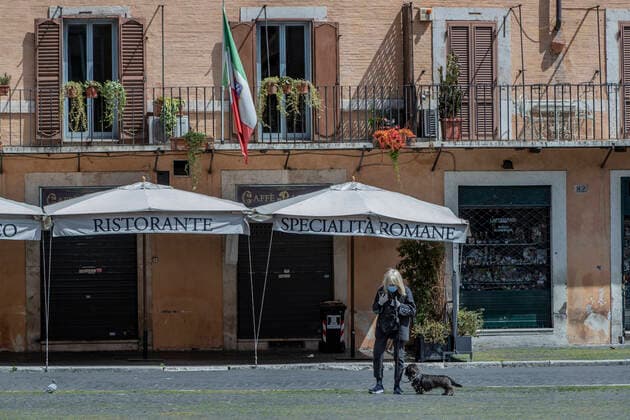 Rome: Coronavirus cases drop down A woman with her dog in Piazza Navona empty square in Rome during the Coronavirus (Covid-19) emergency Rome Italy Italy Copyright: DavidexFracassi