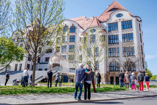 Bilder des Jahres 2020, News 04 April News Themen der Woche KW17 News Bilder des Tages GUTENBERGGYMNASIUM ERFURT - GEDENKEN AN DAS ATTENTAT VON 2002 26 04 2020 - Erfurt: Gedenken an das Attentat am Erfurt Gutenberggymnasium am 26. April 2020. _________________ *** GUTENBERGGYMNASIUM ERFURT MEMORY OF THE 2002 ATTENT OF 2002 26 04 2020 Erfurt Commemoration of the assassination attempt at the Erfurt Gutenberggymnasium on 26 April 2020