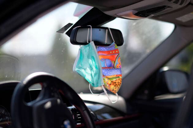 26 04 2020, symbolic image, corona crisis, face masks hanging in a car at the mirror In Germany a mask obligation applies from Monday 27 04 2020 when shopping and in public transport 26 04 2020, corona crisis, mask obligation from 27 04 2020 26 04 2020, corona crisis, mask obligation from 27 04 2020