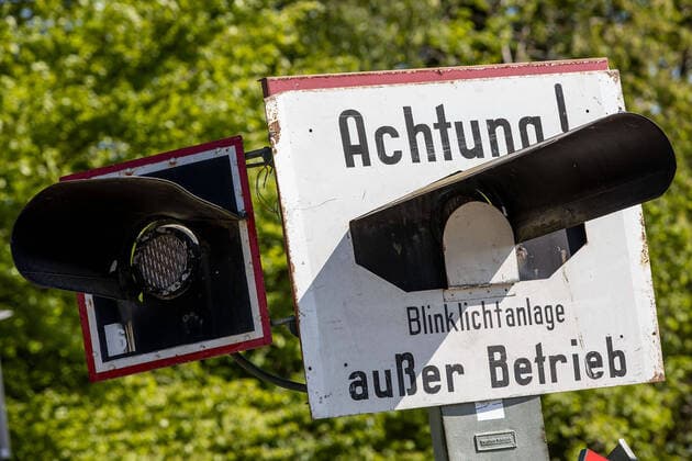 Gross Umstadt on 26 April 2020 f l , track works, railway line between Richen and Gross Umstadt, symbolic picture Attention flashing system out of order Photo Joaquim Ferreira Copyright: JoaquimxFerreira