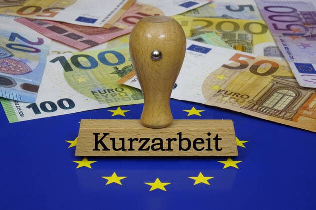 Europafahne mit Geld und Stempel Europafahne mit Geld und Stempel, 25.04.2020, Borkwalde, Brandenburg, Auf einer Europafahne liegen Geldscheine und steht ein Stempel mit der Aufschrift Kurzarbeit. *** European flag with money and stamp European flag with money and stamp, 25 04 2020, Borkwalde, Brandenburg, On a European flag are banknotes and is a stamp with the inscription Kurzarbeit