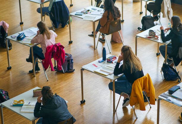 Marktoberdorf, Germany, April 27, 2020. After a long break down, students of the final grade are back to high school (Gymnasium) due to the Corona virus disease (COVID-19) on April 27, 2020 in Marktoberdorf, Germany. Advice: Property reseased