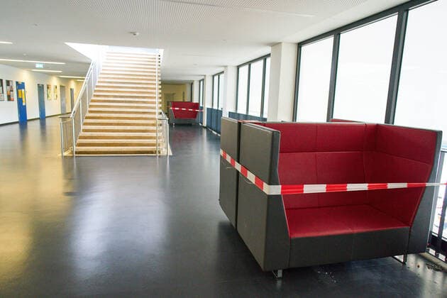 Marktoberdorf, Germany, April 27, 2020. After a long break down, students of the final grade are back to high school (Gymnasium) due to the Corona virus disease (COVID-19) on April 27, 2020 in Marktoberdorf, Germany. Advice: Property reseased