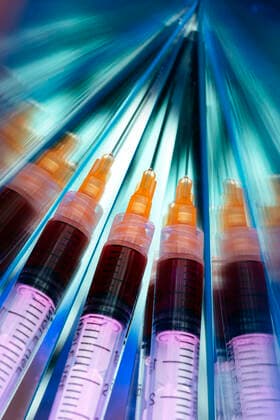 Injection with a vaccination serum Foto:xC.xHardtx xFuturexImage