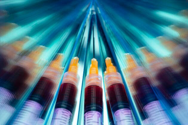 Injection with a vaccination serum Foto:xC.xHardtx xFuturexImage