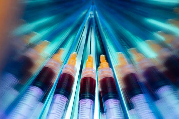 Injection with a vaccination serum Foto:xC.xHardtx xFuturexImage