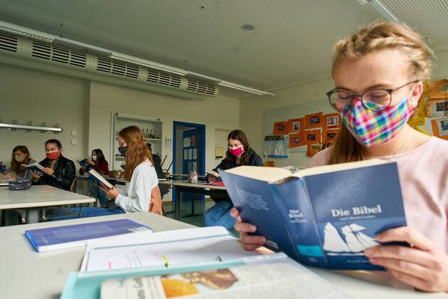 Marktoberdorf, Germany, April 27, 2020. Religion teaching. After a long break down, students of the final grade are back to high school (Gymnasium) due to the Corona virus disease (COVID-19) on April 27, 2020 in Marktoberdorf, Germany. Advice: Property released