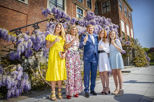 Bilder des Jahres 2020, Entertainment 04 April Entertainment Themen der Woche KW18 Entertainment Bilder des Tages 27-04-2020 Garden King Willem-Alexander and Queen Maxima and Princess Amalia and Princess Alexia and Princess Ariane during the national toast under the wisteria ( Blauwe regen) in the garden at palace Huis ten Bosch celebrating Kingsday, due to the Covid 19 corona, in The Hague.  Copyright: xxPPE pool v.d.xWerf vanxKatwijkx