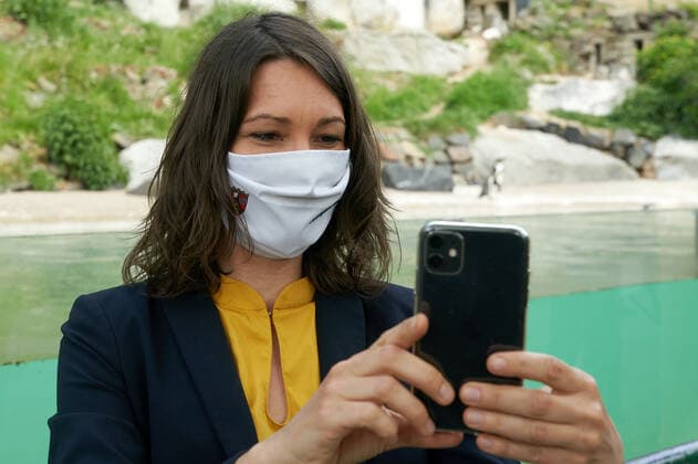 Anne Spiegel (Grüne), Ministerin für Familie, Frauen, Jugend, Integration und Verbraucherschutz in Rheinland-Pfalz nimmt beim Besuch im Zoo Neuwied während der Coronakrise vor dem Pinguingehege ein Selfie mit Mundschutz auf. Anne Spiegel *** Anne Spiegel Grüne , Minister for Family Affairs, Women, Youth, Integration and Consumer Protection in Rhineland-Palatinate takes a selfie with a mouthguard in front of the penguin enclosure when visiting Neuwied Zoo during the corona crisis Anne Spiegel F9109909.jpg