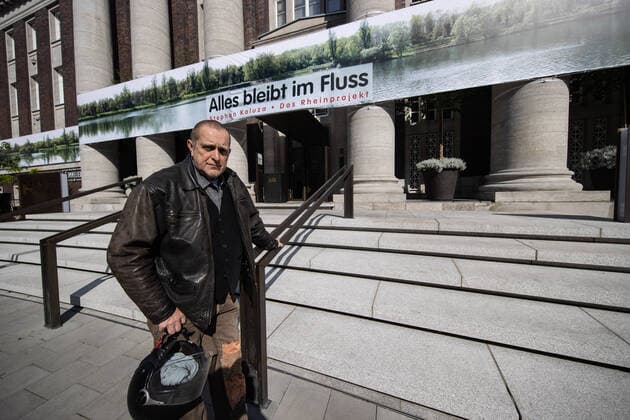 Bilder des Jahres 2020, Entertainment 04 April Entertainment Themen der Woche KW18 Entertainment Bilder des Tages 27.04.2020. Düsseldorf. Acht Monate wanderte der renommierte Düsseldorfer Künstler Stephan Kaluza den gesamten Rhein entlang - von der Quelle im schweizerischen Piz Badus bis zur Mündung in Rotterdam. Alle 70-90 Meter machte Kaluza ein Foto des linken Rheinufers. Das Ergebnis: Auf der gesamten Flusslänge von 1.620 Kilometern hat Stephan Kaluza den Rhein in 21.449 Aufnahmen lückenlos fotografisch erfasst - als erster und einziger Künstler. Jetzt entstand aus den über 21.000 Fotografien ein überdimensionales Fotokunstwerk - 100 Meter lang und 2,35 Meter hoch - mit dem Schriftzug: Alles bleibt im Fluss – Stephan Kaluza – Das Rheinprojekt . Es ziert nun für vier Wochen die imposante Fassade des Andreas Quartiers mit seinen sechs Säulen an der Mühlenstraße, dem ehemaligen Amts- und Landgericht. Düsseldorf Andreas-Quartier, Altstadt Nordrhe