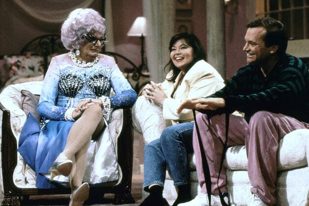 EDNA TIME, from left: Barry Humphries as Dame Edna Everage, Roseanne Barr, Tom Arnold, 1993, TM & Copyright 20th Century Fox Film Corp. courtesy Everett Collection 20thCentFox Courtesy Everett Collection !ACHTUNG AUFNAHMEDATUM GESCHÃ„TZT! PUBLICATIONXNOTxINxCANxCHNxFRAxITAxJPNxNORxPOLxRUSxESPxUKxUSA Copyright: x20thCentFox CourtesyxEverettxCollectionx TSDEDTI FE004