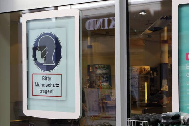 Measures against the coronavirus A poster at the entrance to a shop indicates the obligation to wear a mouthguard Essen Nordrhein Westfalen Germany