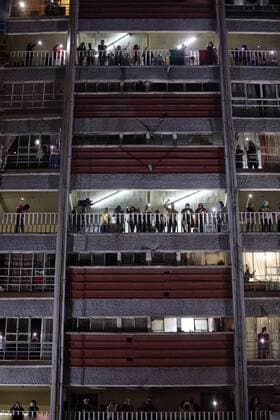 Habitants of the Multifamiliar Miguel Aleman give a serenade to the doctors, nurses and workers of the Hospital 20 de Noviembre in Mexico City, Mexico, 27 April 2020. Neighbors from a public hospital returned to their balconies and windows on Monday to acknowledge with applause, shouts and songs the efforts of doctors and nurses facing the COVID-19 pandemic in the Mexican capital. Neighbors of Mexican hospital applaud restrooms fighting COVID-19 !ACHTUNG: NUR REDAKTIONELLE NUTZUNG!  Copyright: xSashenkaxGutierrezx MEX403 20200428-637236517184499614