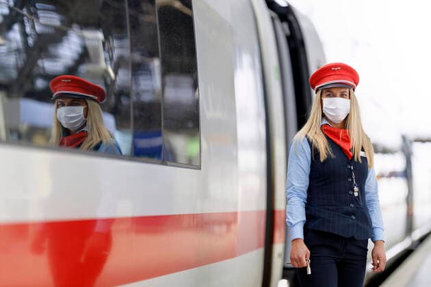 Due to the corona crisis, masks are currently mandatory in buses, trams and trains in NRW as well as on tracks such as Cologne Central Station, and passengers only appear masked Cologne, 27 04 2020 Foto:xC.xHardtx xFuturexImage