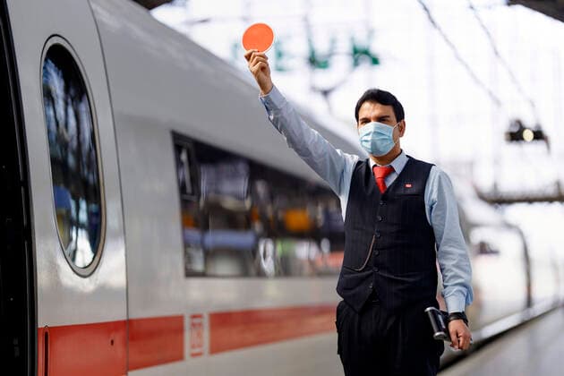 Due to the corona crisis, masks are currently mandatory in buses, trams and trains in NRW as well as on tracks such as Cologne Central Station, and passengers only appear masked Cologne, 27 04 2020 Foto:xC.xHardtx xFuturexImage