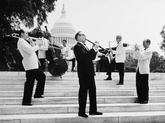THE LIVELY ONES, Benny Goodman (front) and his sextette, 1962-1963 Please credit Courtesy Everett Collection !ACHTUNG AUFNAHMEDATUM GESCHÃ„TZT! PUBLICATIONXNOTxINxCANxCHNxFRAxITAxJPNxNORxPOLxRUSxESPxUKxUSA Copyright: xCourtesyxEverettxCollectionx TBDLION EC011