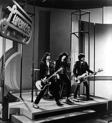 LIVEWIRE, The Ramones, Johnny, Joey, DeeDee, 1984 Courtesy Everett Collection !ACHTUNG AUFNAHMEDATUM GESCHÃ„TZT! PUBLICATIONXNOTxINxCANxCHNxFRAxITAxJPNxNORxPOLxRUSxESPxUKxUSA Copyright: xCourtesyxEverettxCollectionx TBDLIVE EC001