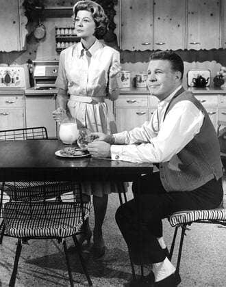 ADVENTURES OF OZZIE AND HARRIET, Harriet Nelson, Ozzie Nelson, 1952-66 Courtesy Everett Collection !ACHTUNG AUFNAHMEDATUM GESCHÃ„TZT! PUBLICATIONXNOTxINxCANxCHNxFRAxITAxJPNxNORxPOLxRUSxESPxUKxUSA Copyright: xCourtesyxEverettxCollectionx TBDOZAN EC003