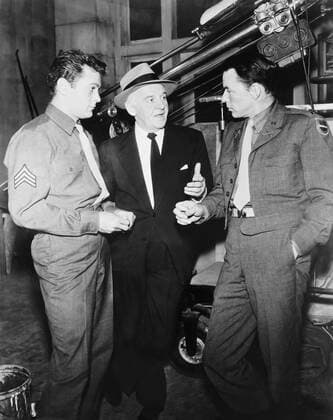 THE WALTER WINCHELL FILE, from left: Tony Curtis, Walter Winchell, Frank Sinatra on the set of KINGS GO FORTH, 1957-1958 !ACHTUNG AUFNAHMEDATUM GESCHÃ„TZT! PUBLICATIONXNOTxINxCANxCHNxFRAxITAxJPNxNORxPOLxRUSxESPxUKxUSA Copyright: xCourtesyxEverettxCollectionx TBDWAWI EC001