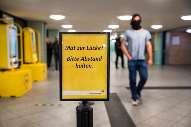 Passengers wearing a face mask on public transport in Berlin on 28 April 2020 Since yesterday, it is mandatory to wear a protection for nose and mouth on trains, trams and buses Starting tomorrow, the obligation also applies to the retail trade Coronavirus in Berlin
